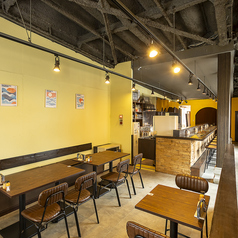 テーブル席同士を繋げてご利用いただけるので、グループ利用にも◎大人数でのお食事でも気軽にお越しください。