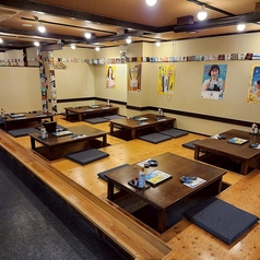 【掘りごたつ ~30名様席】掘りごたつで足元ラクラク♪みんなが楽しく呑める空間が魚均にはあります。