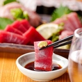 当店自慢の刺身は、鮮度抜群でお楽しみいただけます。丁寧に仕込んだ刺身の旨味を、ぜひ一度ご堪能ください。種類も豊富で、どのお刺身も絶品です。お酒との相性も抜群なので、ぜひ一緒にお楽しみいただき、特別なひとときをお過ごしください！