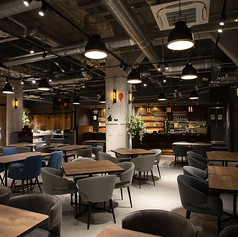 開放感のある広々としたテーブル席は、大人数でのパーティーや宴会に最適です。店内貸切のご利用で、立食形式なら最大180名様、着席形式なら最大110名様まで対応可能です。結婚式の二次会や同窓会、企業の歓送迎会など、大規模なイベントを華やかに演出する空間としてご利用いただけます。