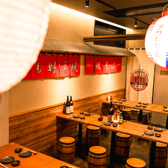 上野で屋台料理とホルモン料理ならココ！お隣と友達になれちゃうかも!?上野横丁 上野店では、屋台料理とホルモン料理を楽しみながら、会話も弾む居酒屋です。美味しいお肉とお酒を堪能しながら、お隣のお客様と友達になれるかもしれません。上野で美味しい料理と楽しいひとときを過ごすなら、ぜひ当店へお越しください！