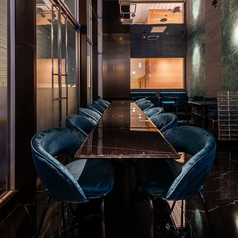 有楽町で上質な夜を過ごすなら幻想的な青の空間と大理石が調和する当ビストロへ。デートから中規模の宴会まで人数に応じた最適な空間をご提案します。本格イタリアンとワインのマリアージュは、照明の演出も相まって感動間違いなし。上品さと心地よさが同居する店内で、日常を忘れる贅沢なひとときを。