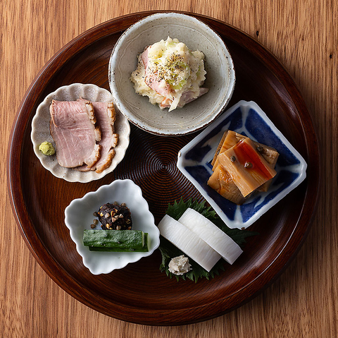 大人気の蕎麦前をはじめ豊富なアラカルト料理