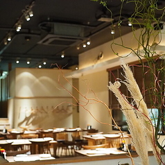 【テーブル席】天井6mの解放感あるオープンテーブル