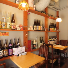 2名席と4名席のテーブルをご用意◎少人数での食事や友人同士の飲み会などゆったり会話を楽しみながらお酒と料理を味わえる落ち着いたお席です。