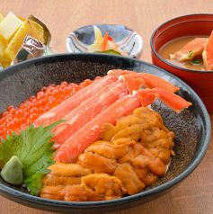 たっぷり三色丼　3,210円