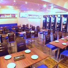 【ソファー席も設けております！】友人や大切な方との楽しい会話を引き立てる、ゆったりとしたソファー席もご用意☆賑やかで活気に満ちた雰囲気の中、笑顔が絶えず、新しい出会いが待っています！豊富なワインやカクテルを片手に、特別な夜を演出するための場所にもぴったり！心が躍るひとときをお過ごしいただけます♪