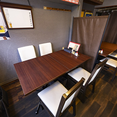 テーブル席横にパーテーションも完備しております。会社の飲み会やサークル・クラブ活動のメンバーと楽しくお食事を楽しめます♪