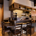 カウンター席をご用意しているため、おひとり様でも大歓迎です。ふらっと立ち寄って、サクッと飲むことができる気軽さが魅力です。忙しい日常の中で、ちょっとしたリフレッシュタイムを楽しむのにぴったりの場所です。お好きなお酒を片手に、カウンターでのくつろぎをお楽しみください。