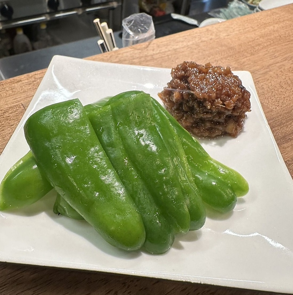 肉味噌ピーマンは野菜のシャキシャキ感と肉味噌のコクが絡み合い一口食べると美味しさが広がります◎