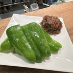 肉味噌ピーマンは野菜のシャキシャキ感と肉味噌のコクが絡み合い一口食べると美味しさが広がります◎