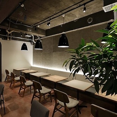 広々としたテーブル席は、ご友人との楽しいランチ、賑やかな女子会、ご家族水入らずのお食事など、様々なシーンにフィット。ゆったりとした配置と落ち着いた内装で、周囲を気にせずリラックスして食事をお楽しみいただけます。洗練された雰囲気の中で、美味しい自家製バーガーやスイーツを心ゆくまでご堪能ください。