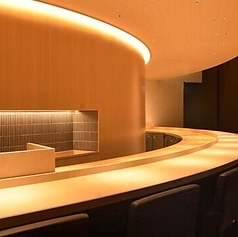 緩やかなカーブを描くこだわりの円形カウンターは、職人の手捌きを間近に眺められるライブステージ。小樽から届く鮮魚が鮮やかに形を変える様子を、五感すべてでご堪能いただけます。全13席のゆとりある空間は、板前との距離も心地よく、美食を通じて会話が弾むひとときをお約束します。