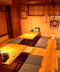 【6名様掛けのテーブル席ございます】人数に合わせてご利用頂ける大きなテーブルもご用意しております。お気軽にお問合せ下さい。