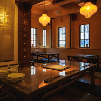 重厚感あるテーブル席でゆったりと