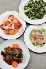 クラフトビールやワインとの相性を考えた一皿をご提案。