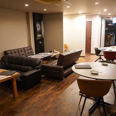 広々としたソファー席が人気！