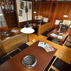 【掘りごたつ席/4名様×1卓、6名様×2卓、8名様×1卓】懐かしのスターがお出迎え!4名様から8名様まで対応の掘りごたつ席は、通路を挟んで一列に並ぶことで最大14名様までの宴会が可能です。さらに20名様以上なら空間丸ごと個室としても利用可能。ロックスターが飾られ、木の温もりあふれる空間に遊び心を添えています。