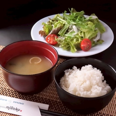 ご飯、お味噌汁、サラダはおかわり自由