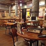 木目調の丸テーブルが並ぶ広い店内には、様々な席タイプをご用意！人数に合わせてご案内いたします！