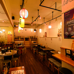 最大80名様までの貸し切りに対応しており、特別な集まりに最適です♪白を基調としたインテリアに木の温もりが感じられ、リラックスした時間を提供します。思い出に残る食事をお楽しみください◎