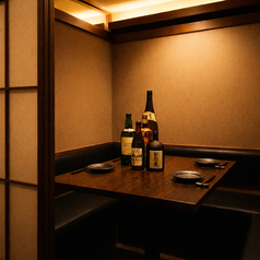 【4～6名様用個室席】4～6名様用個室席は、ご家族でのお食事や会社帰りの飲み会など幅広いシーンにぴったり。ゆったりとした座り心地で、長時間のご利用でも快適にお過ごしいただけます。木の質感を活かした温かな空間は、会話が弾む心地よさ。お料理とお酒を囲んで、仲間と楽しいひとときをお楽しみください。