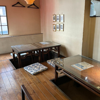 明るく開放感のあるテーブル席