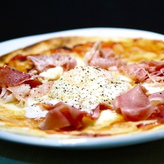 生ハムと半熟卵のピザ