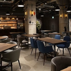 モダンとヴィンテージが融合したシックな空間に、ゆったりとしたテーブル席をご用意しております。木のぬくもりを感じる落ち着いた雰囲気は、デートやご友人との会食、ご家族でのご利用など、様々なシーンに最適です。本格イタリアンの絶品パスタやピザを味わいながら、心地よい空間で贅沢なひとときをお過ごしください。