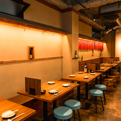 上野駅徒歩1分！定番のテーブル席で様々なシーンに対応♪上野横丁 上野店では、上野駅から徒歩1分の便利な立地で、定番のテーブル席をご用意しております。帰りも楽々で、様々なシーンに合わせてご利用いただけます。友人や家族との食事、会社の飲み会など、どんな場面でも快適にお過ごしいただけます。