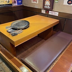 足をゆったり伸ばすことができる掘りごたつ席も◎リラックスをしながらお食事をご堪能ください。