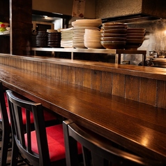 お一人様でもご利用しやすい！人目を気にせずに美味しい料理を楽しみたい方にぴったりなカウンター席。ゆったりとしたスペースで、自分のペースで食事を楽しむことができます。ぜひ、周りを気にせずに存分にお食事をお楽しみください！