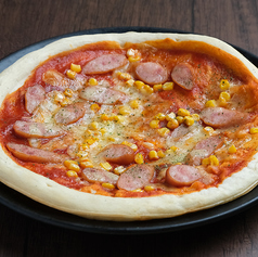 トマトとソーセージのピザ