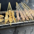 店内には串焼きを焼く炭火の焼場がございます。羊肉などのお肉を炭火で香ばしく焼いた香りがお店の中に広がっています◎またスパイスと醤油や紹興酒などで煮込んだ「醤ルー」の香りと合わさって、お店はまさに中国に来たかのような感覚になります！気軽に試しやすい価格でご提供しているので、ぜひ一度お越しください♪