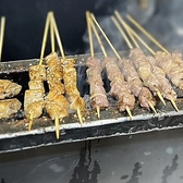 店内には串焼きを焼く炭火の焼場がございます。羊肉などのお肉を炭火で香ばしく焼いた香りがお店の中に広がっています◎またスパイスと醤油や紹興酒などで煮込んだ「醤ルー」の香りと合わさって、お店はまさに中国に来たかのような感覚になります!気軽に試しやすい価格でご提供しているので、ぜひ一度お越しください♪