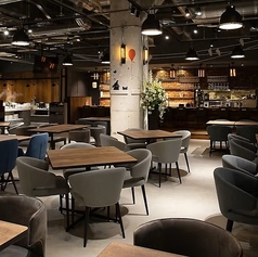 モダンとヴィンテージが融合したシックな空間に、ゆったりとしたテーブル席をご用意しております。木のぬくもりを感じる落ち着いた雰囲気は、デートやご友人との会食、ご家族でのご利用など、様々なシーンに最適です。本格イタリアンの絶品パスタやピザを味わいながら、心地よい空間で贅沢なひとときをお過ごしください。