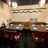 当店の店内は全席喫煙可となっておりますので、喫煙されるお客様も安心してご利用いただけます。仲間やご友人との楽しいひとときを遮ることなく、心ゆくまでお食事や会話がお楽しみいただけます。