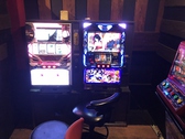 おしゃべりのご休憩にスロット台も♪
