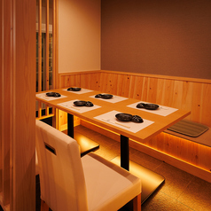 和モダンな落ち着いた空間では、。6名掛けのテーブル席を3卓ご用意し、1卓は半個室として、プライベート感を大切にしたひとときをお届けします。温かな灯りが柔らかく店内を包み込み、リラックスできる雰囲気です。また、全席で電子タバコをお楽しみいただけるため、喫煙者のお客様にもストレスなく過ごしていただけます。