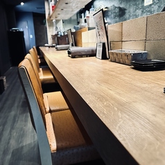 カウンター席は奥行がありますのでおくつろぎ頂けます。