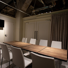 6名様から8名様までご利用可能な個室を1部屋ご用意しております。扉と壁で仕切られた完全なプライベート空間は、周囲を気にせずお食事を楽しめるため、大切な接待やビジネスでの会食に最適です。また、ご家族のお祝い事や顔合わせなどのプライベートな集まりにも幅広くお使いいただけます。