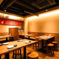 ちょいレトロな雰囲気が懐かしい♪同僚や仲間と楽しいひと時を!上野横丁 上野店では、ちょいレトロな雰囲気がどこか懐かしさを感じさせます。同僚と一緒に仕事帰りに寄るのも良し、仲間と集まってワイワイ楽しむのも良し。美味しい料理とお酒を囲みながら、楽しいひと時をお過ごしください。