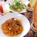 ディナーには家族や女子会にピッタリのお得なFamilyセットなどもあります