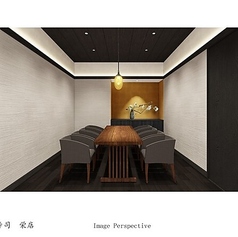 扉の向こうに広がるのは、計算された照明が美しく空間を照らす、意匠を凝らした個室。周囲の視線を遮り、プライバシーを重視した設計は、まさに「大人の隠れ家」と呼ぶに相応しい佇まいです。洗練されたモダンな空間美が、小樽の旬を味わう贅沢な時間をより一層鮮やかに演出いたします。