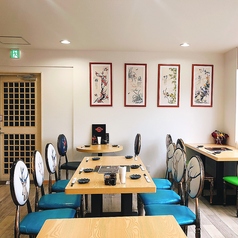 明るく開放感のある店内で楽しむ本格中華。温かみのある木のテーブルと印象的な椅子が並び、ゆったりと心地よく過ごせる空間が魅力です。15名様以上で貸切可能のため、会社宴会や歓送迎会、仲間との集まりにも最適。周りを気にせず、本格中華を囲みながら特別なひとときをお楽しみいただけます。