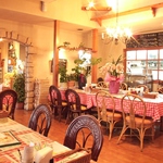 中に入ると天井も高く、開放的な空間になっています。主婦会などにもぜひどうぞ