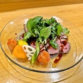 料理メニュー写真 自家製ローストビーフのサラダ ピクルス添え