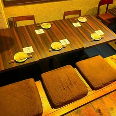 【まるで縁側『掘りごたつタイプのテーブル席』】片方が縁側、片方が椅子の一風変わった掘りごたつ席です。小員数でゆったり利用も出来ますが、横に繋げると最大で15名様までお座り頂けるお席に大変身！向かい合わせのお席なのでみんなとのおしゃべりも弾みます♪