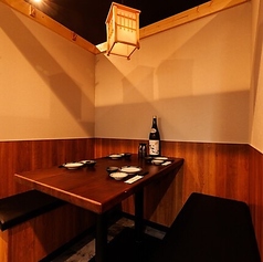 ゆったり座れるソファー席。クッション性が高く居心地が良いお席なので、長時間の宴会でも疲れることなくお食事を満喫できます。【東京/新橋/海鮮/居酒屋/日本酒/肉寿司/マグロ/飲み放題/宴会/鮮魚/原始焼き/個室/魚】