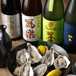 新鮮な牡蠣と、厳選された日本酒の相性は抜群。贅沢なひとときをお楽しみください。